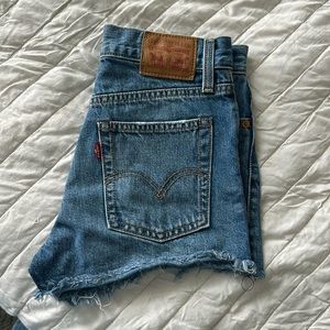 Levi shorts size 25